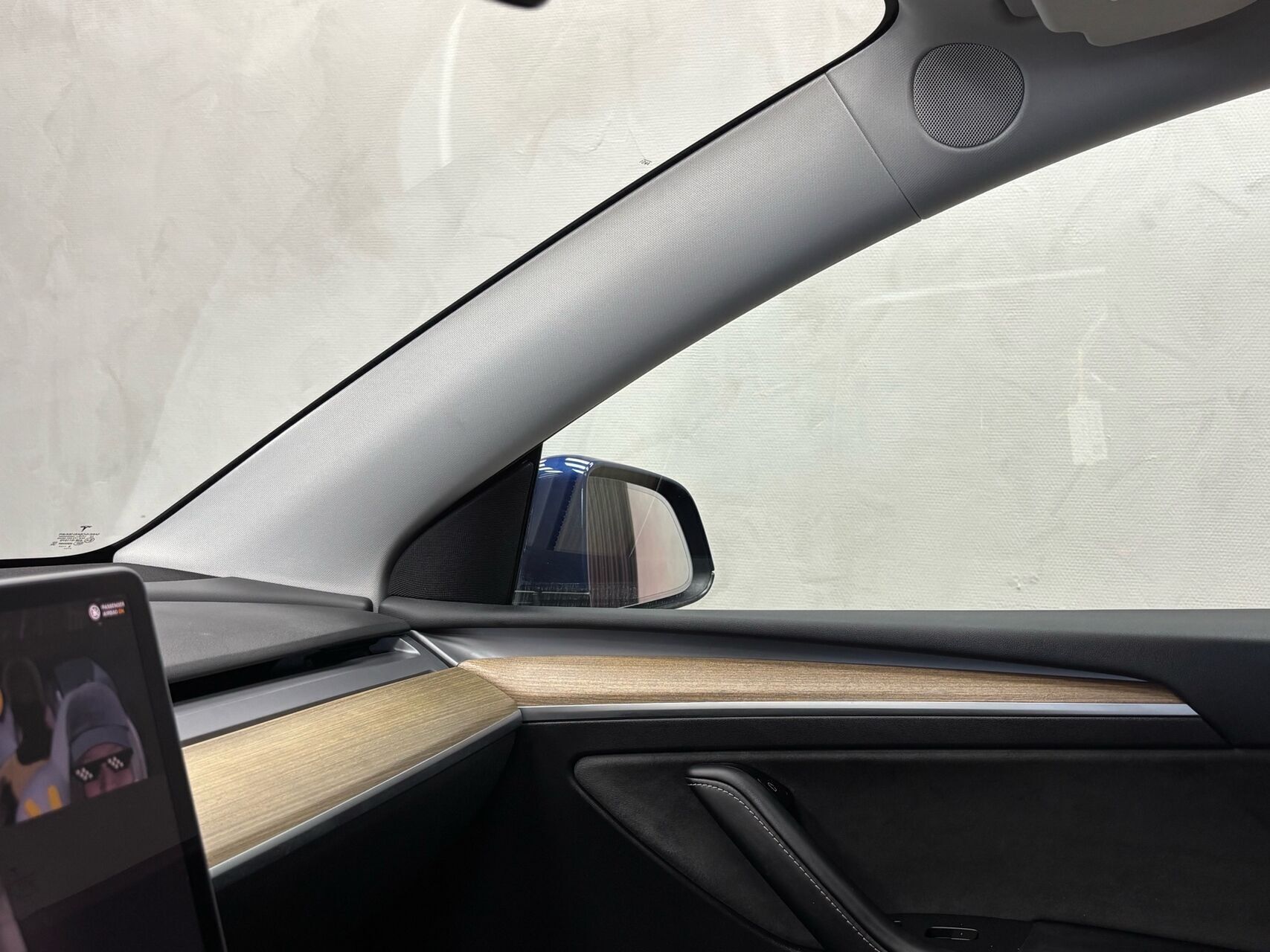 Blå Tesla Model Y fra 2022