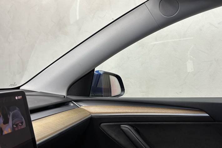 Blå Tesla Model Y fra 2022