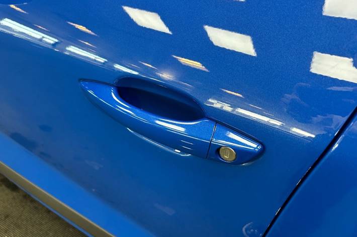 Blå Opel Mokka-e fra 2023