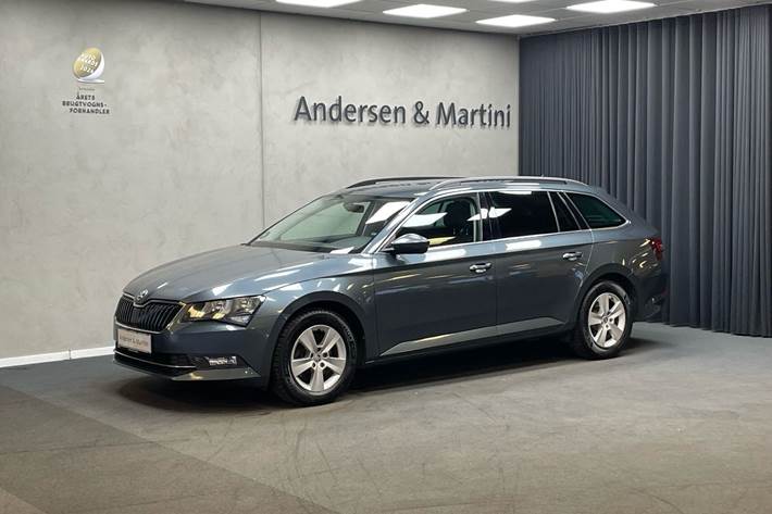 Grå Skoda Superb fra 2017