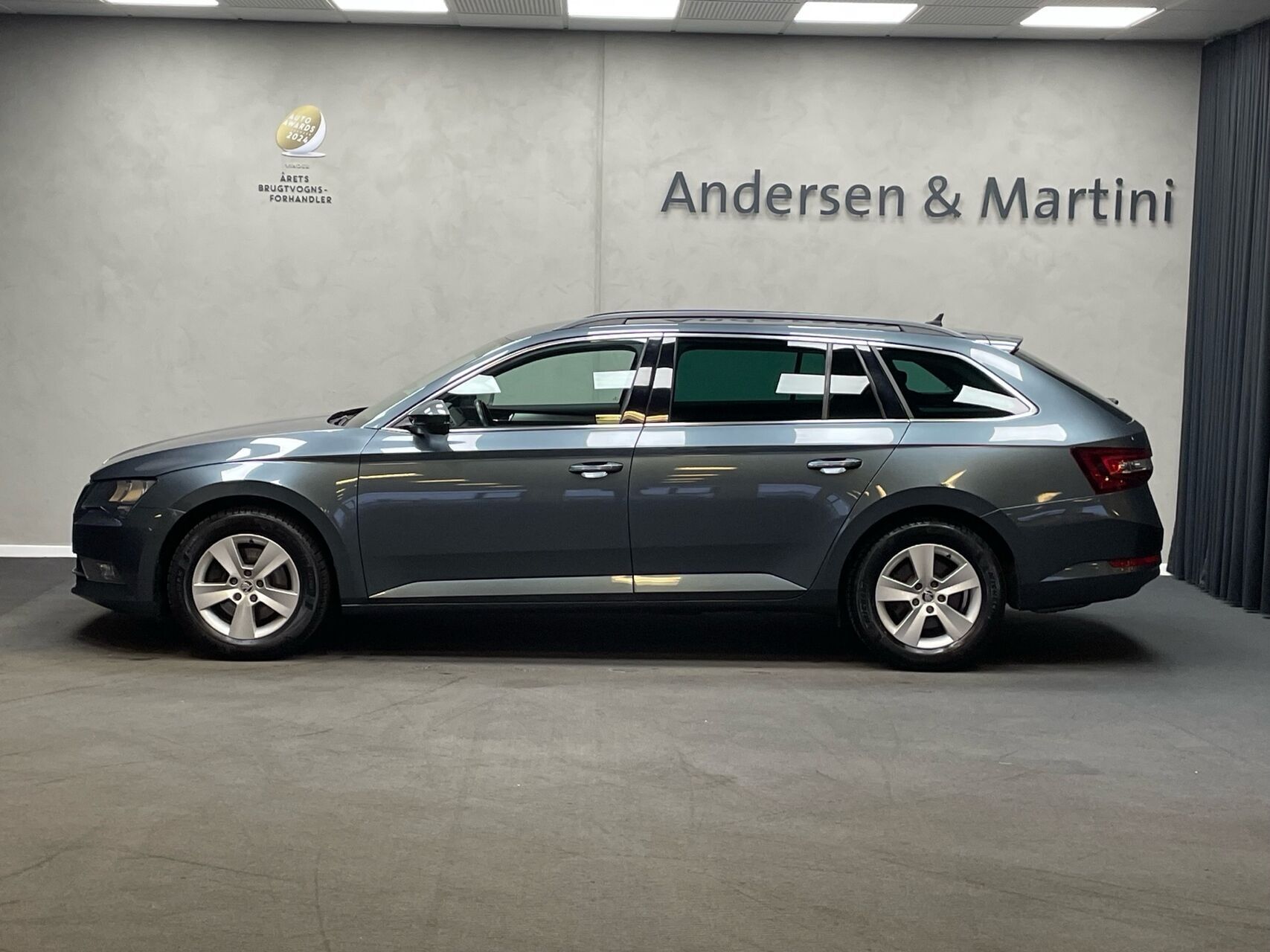 Grå Skoda Superb fra 2017