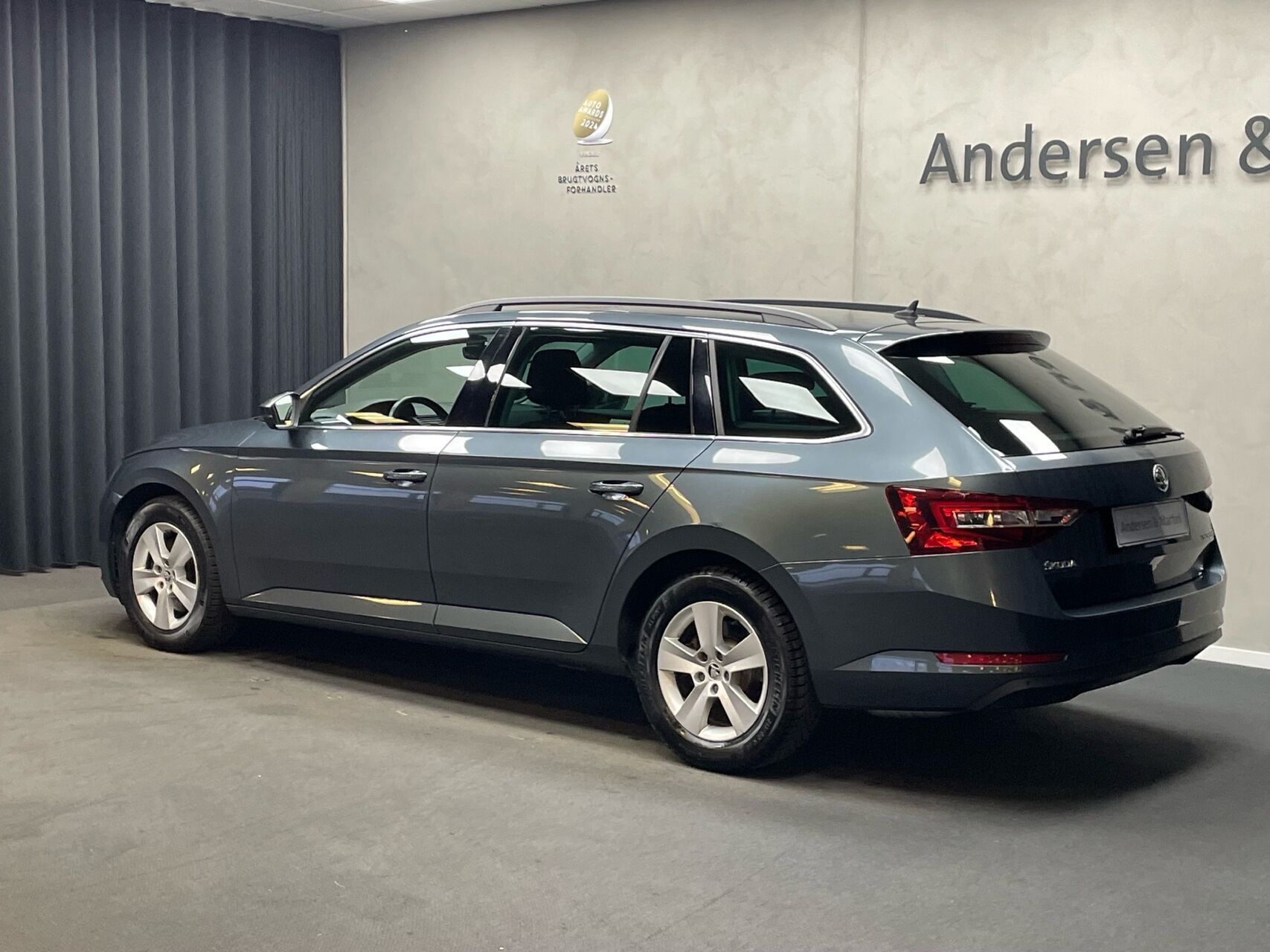 Grå Skoda Superb fra 2017