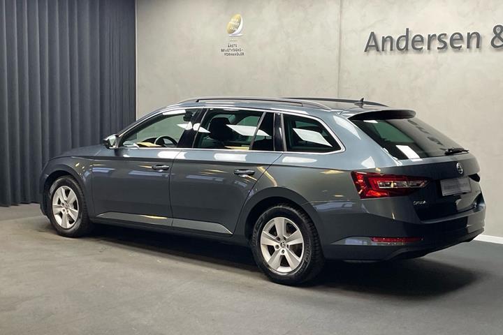 Grå Skoda Superb fra 2017