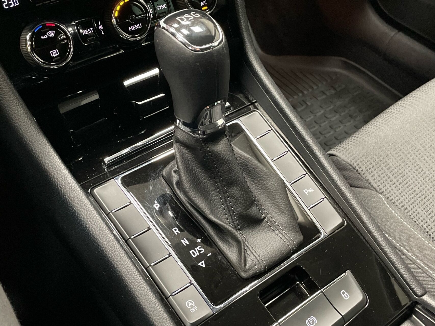 Grå Skoda Superb fra 2017