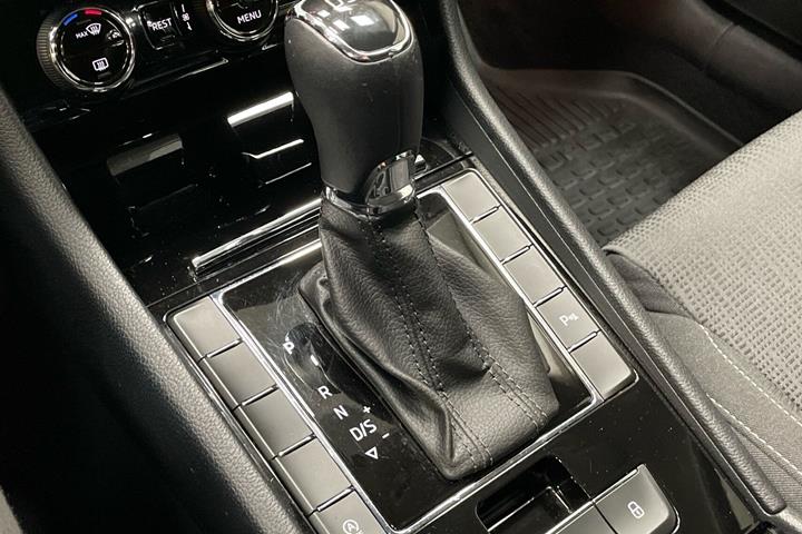 Grå Skoda Superb fra 2017