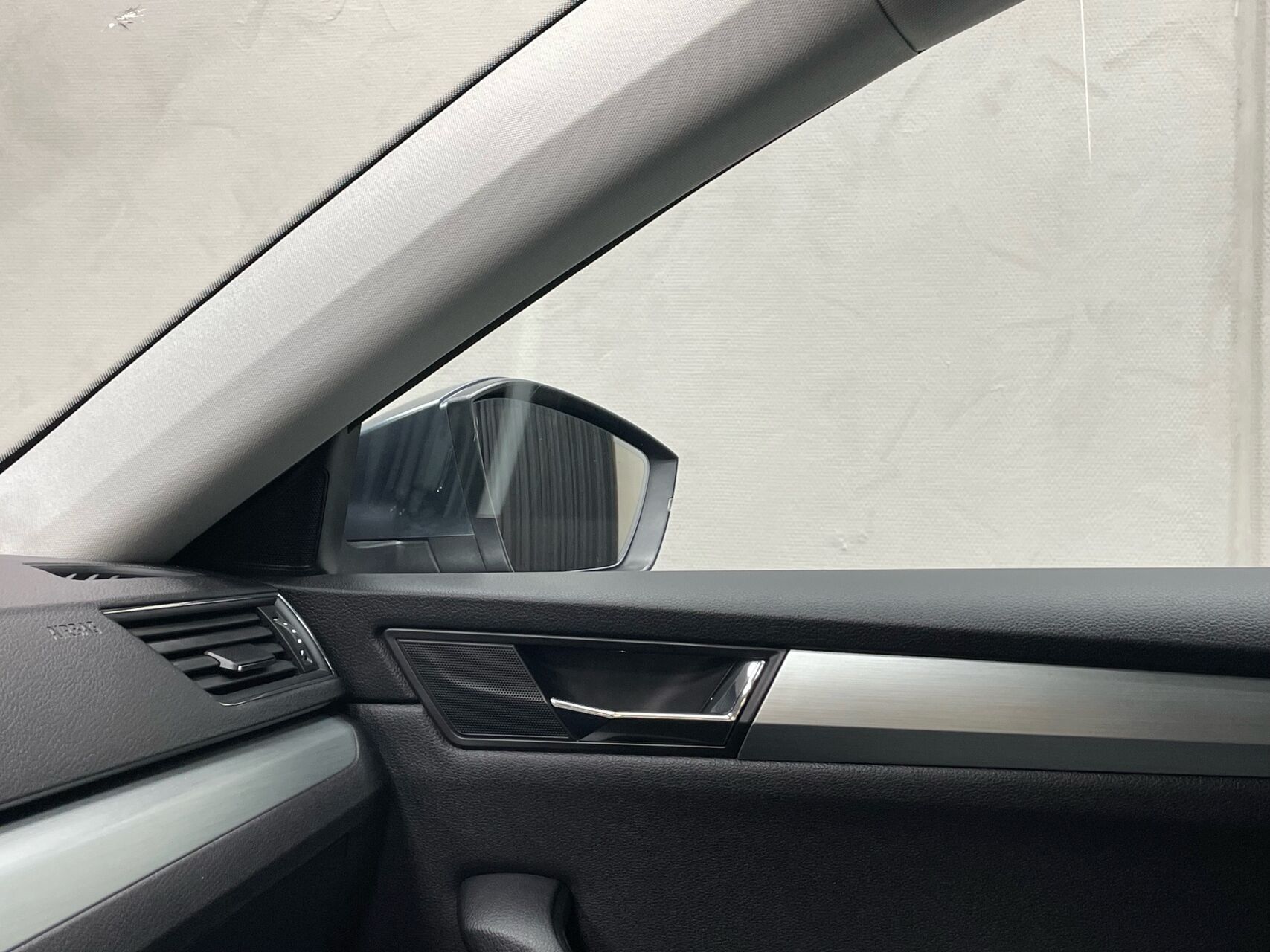 Grå Skoda Superb fra 2017