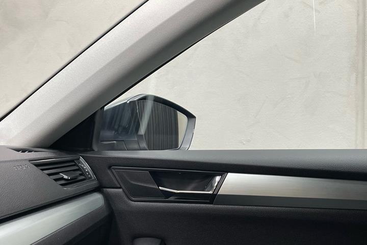 Grå Skoda Superb fra 2017