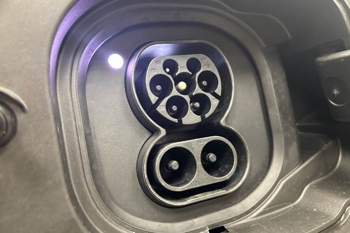 Grå BMW i5 fra 2025