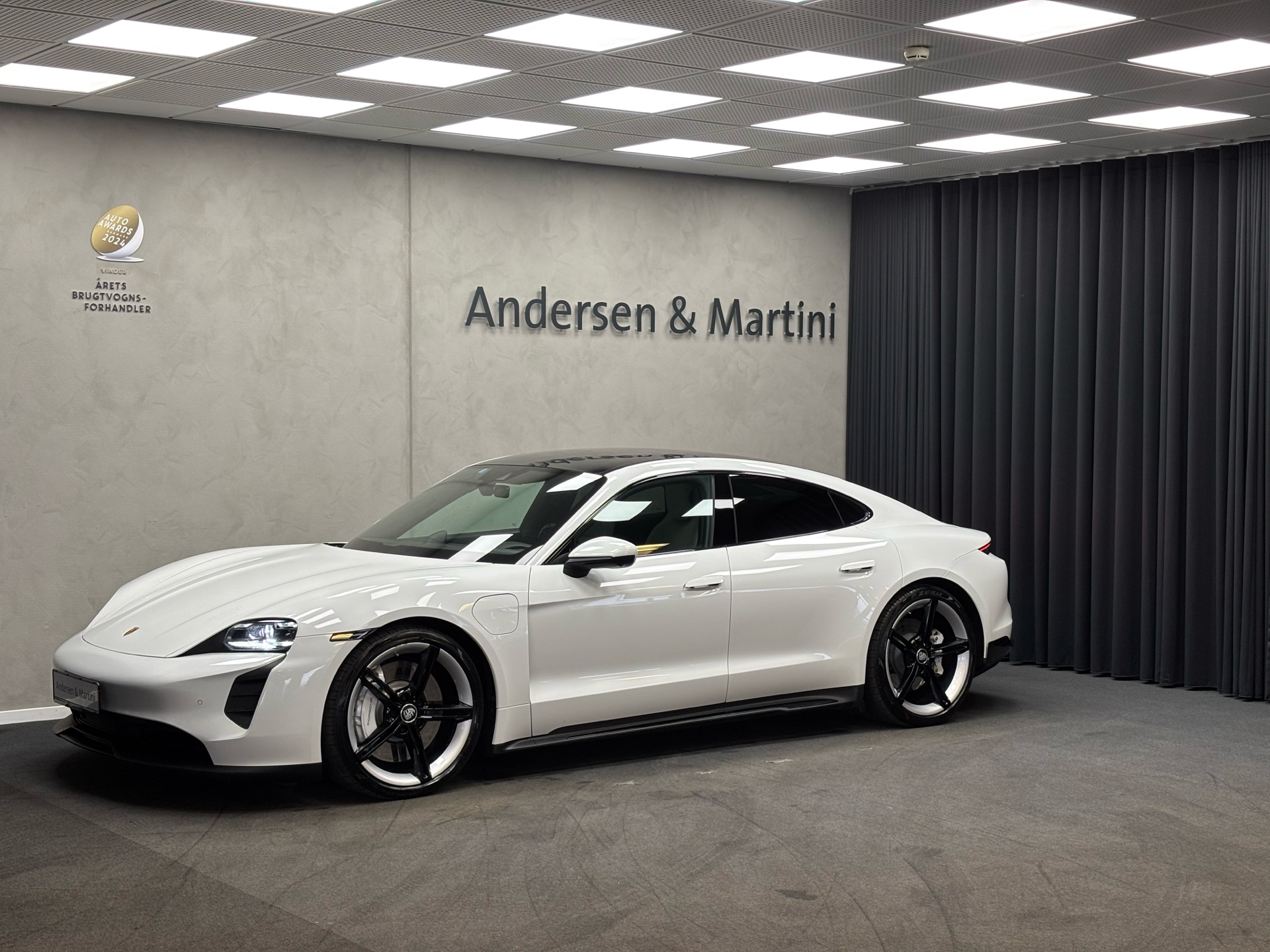 Hvid Porsche Taycan fra 2021