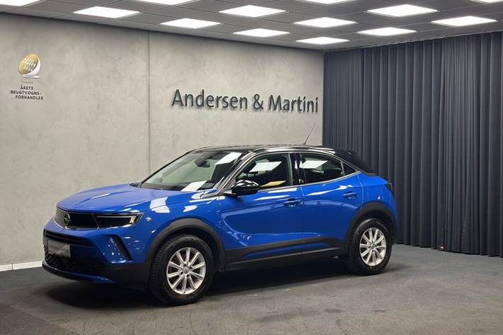 Blå Opel Mokka-e fra 2021 set udefra
