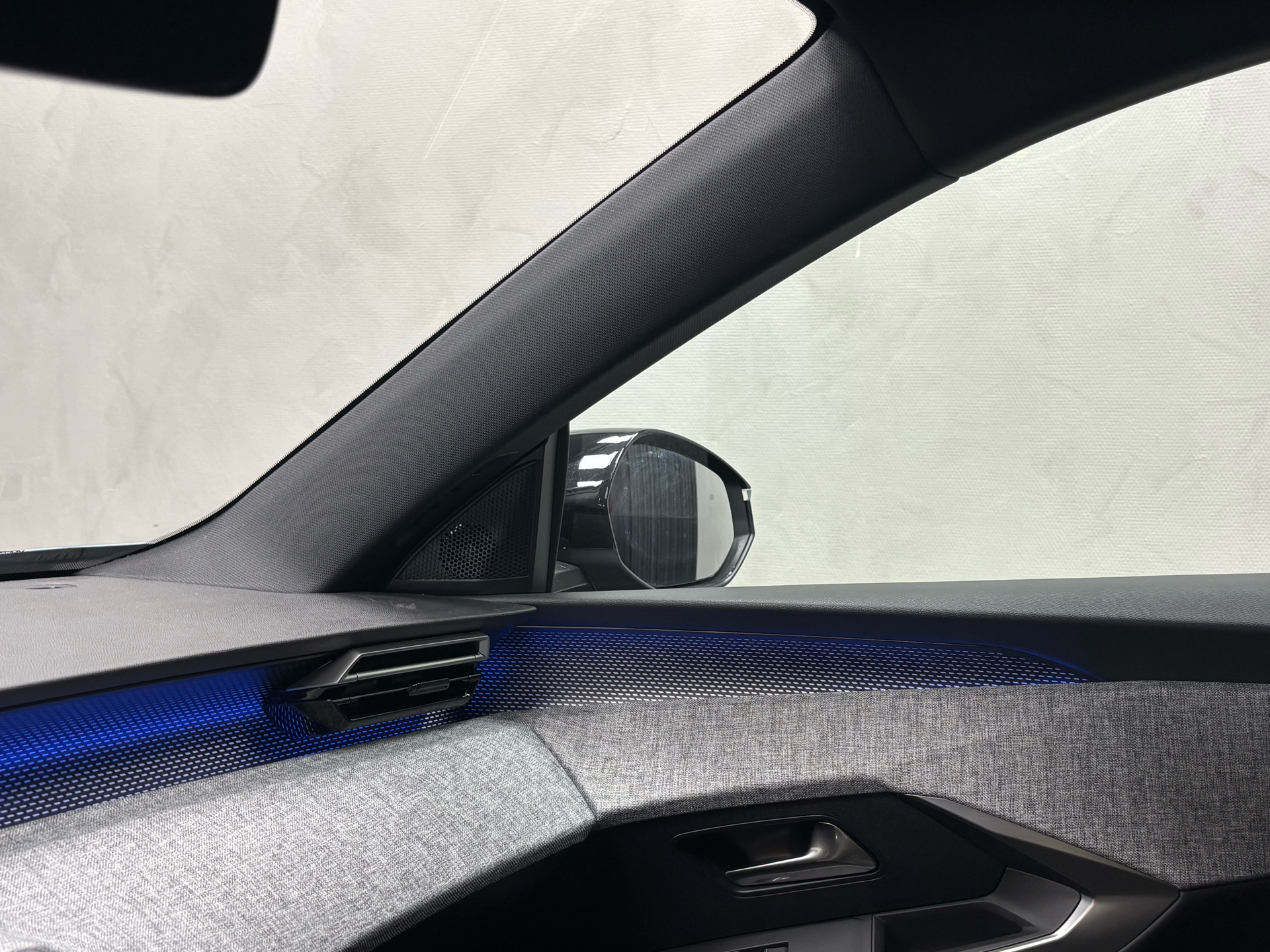 Blå Peugeot e-5008 fra 2024