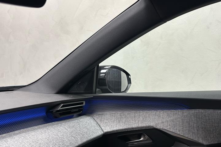 Blå Peugeot e-5008 fra 2024