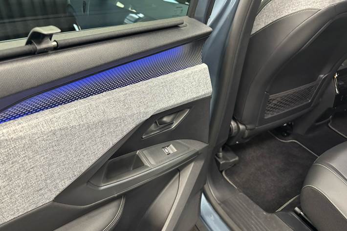 Blå Peugeot e-5008 fra 2024