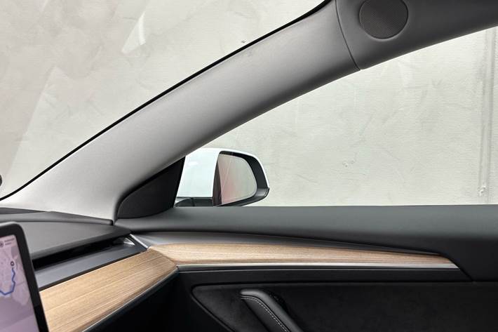 Hvid Tesla Model 3 fra 2023