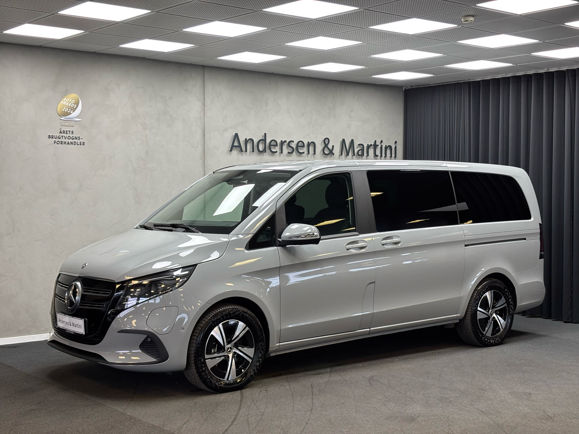 Grå Mercedes EQV 300 fra 2024