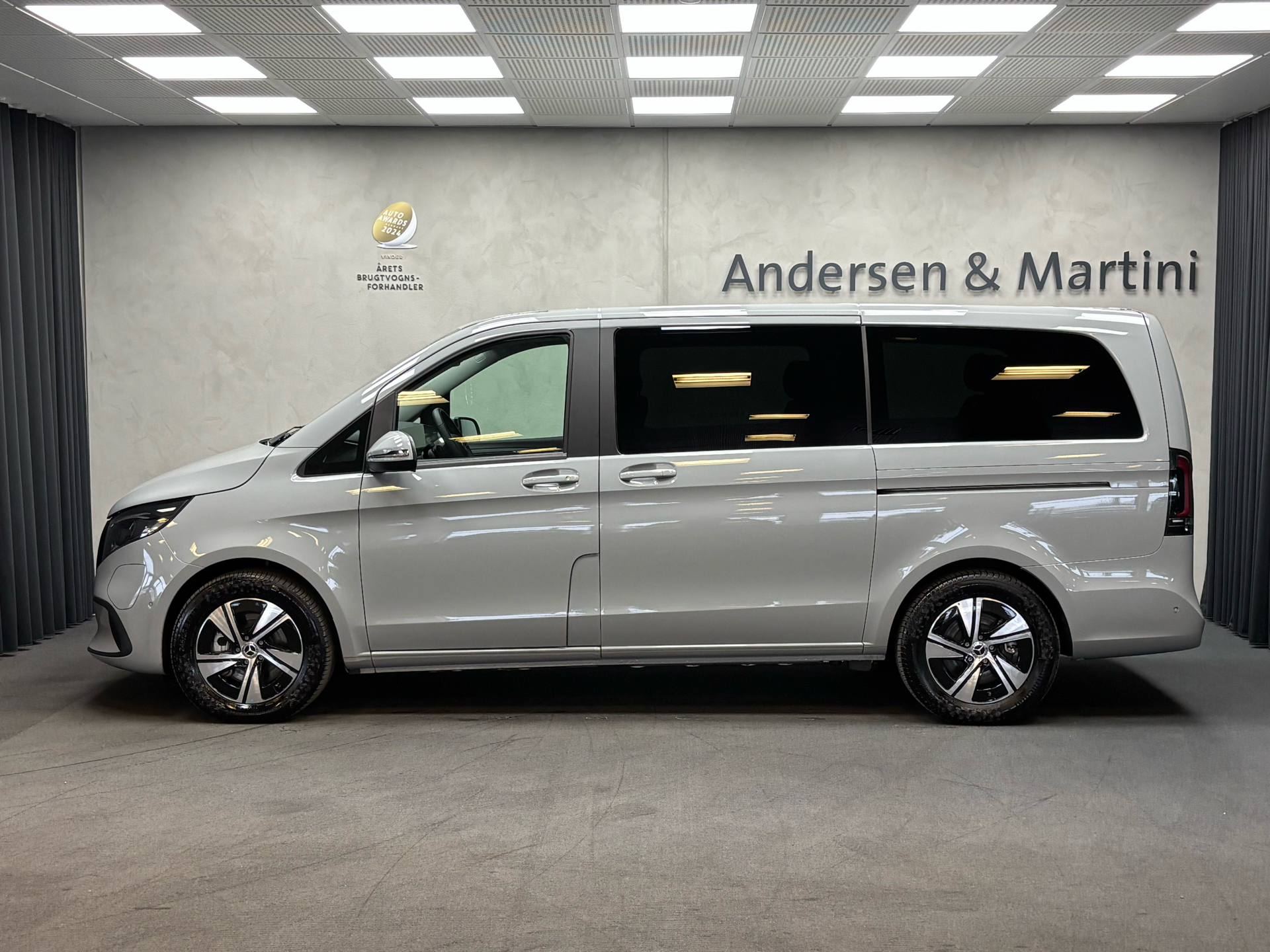 Grå Mercedes EQV 300 fra 2024