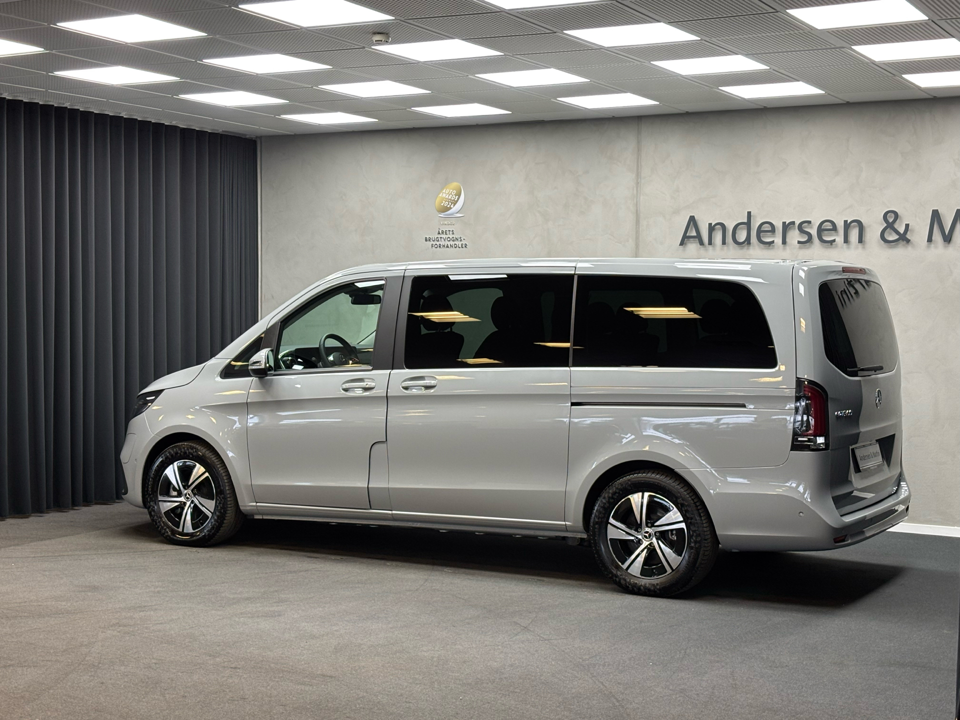 Grå Mercedes EQV 300 fra 2024