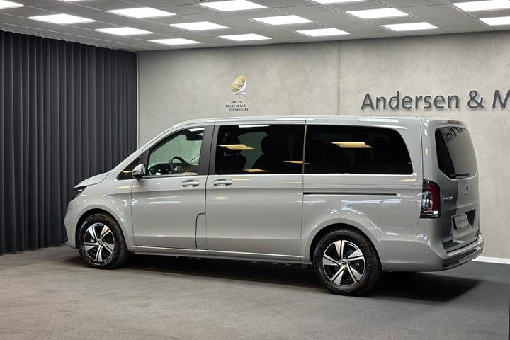Grå Mercedes EQV 300 fra 2024