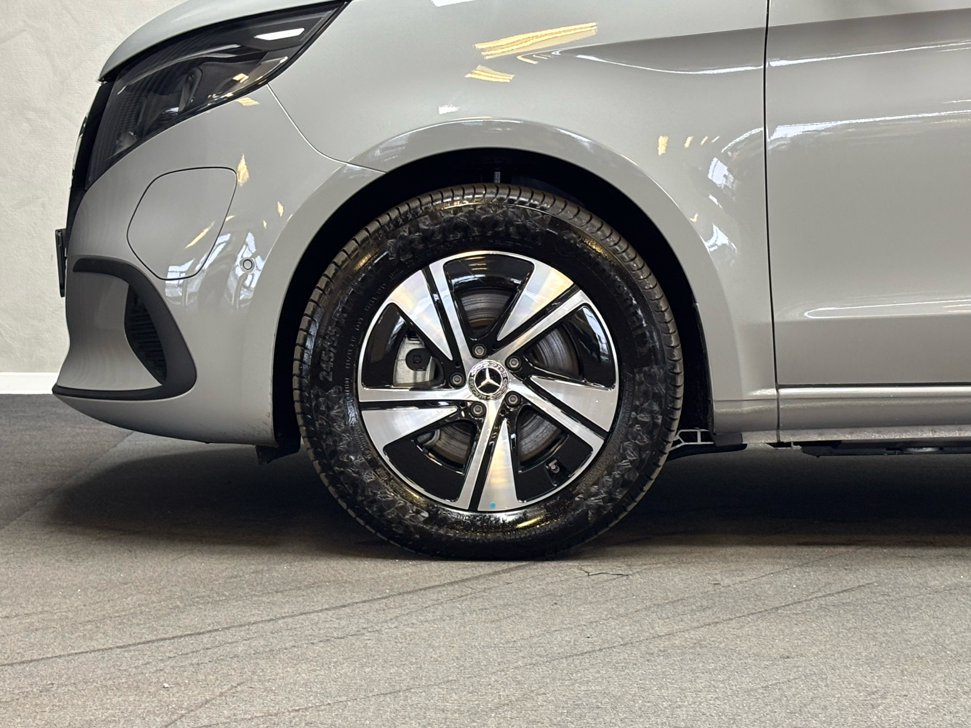 Grå Mercedes EQV 300 fra 2024 set udefra