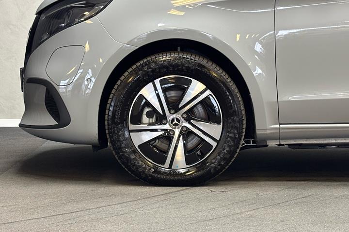 Grå Mercedes EQV 300 fra 2024 set udefra