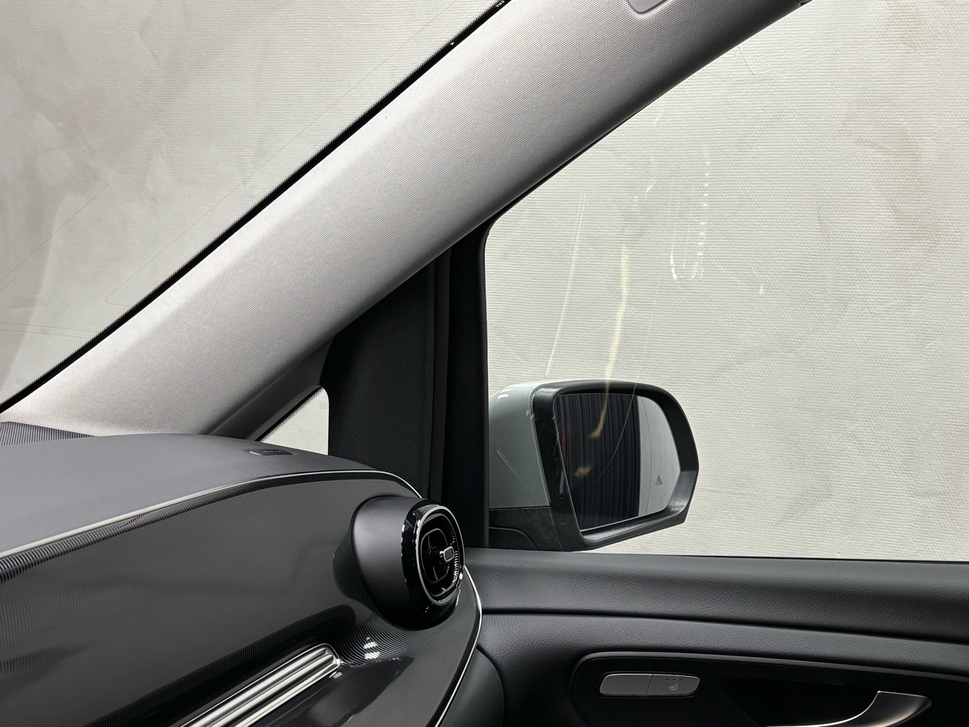 Grå Mercedes EQV 300 fra 2024
