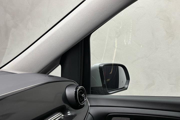Grå Mercedes EQV 300 fra 2024