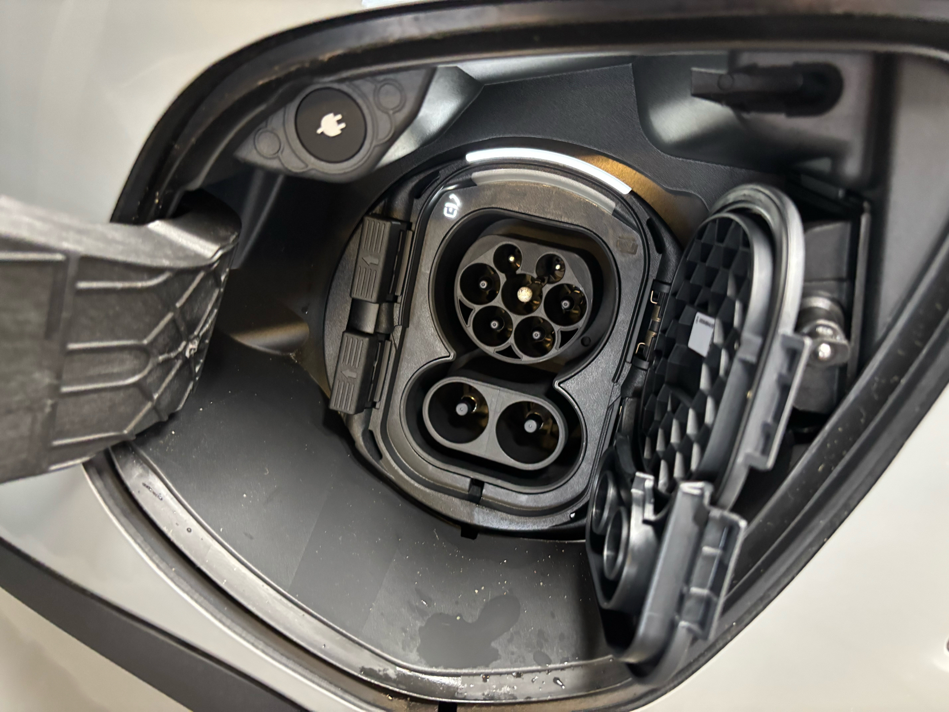 Grå Mercedes EQV 300 fra 2024