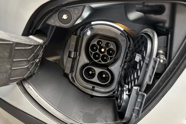 Grå Mercedes EQV 300 fra 2024