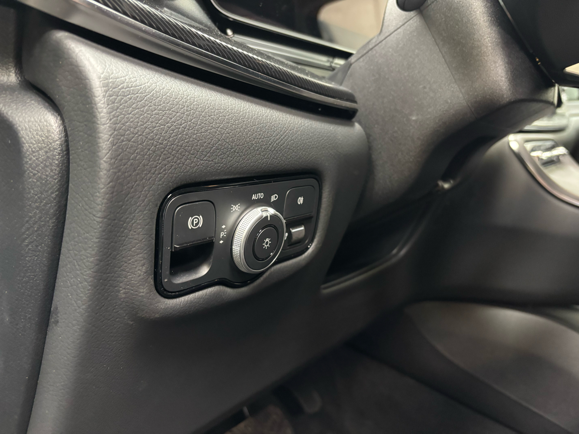 Grå Mercedes EQV 300 fra 2024