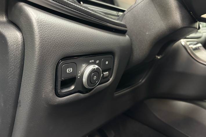 Grå Mercedes EQV 300 fra 2024