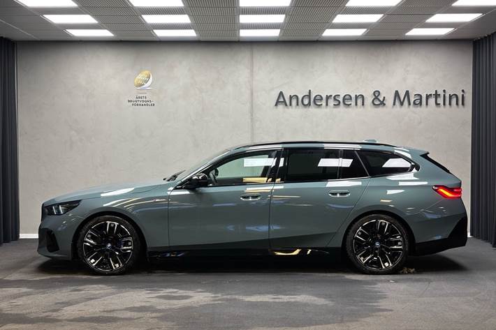 Grøn BMW i5 fra 2024