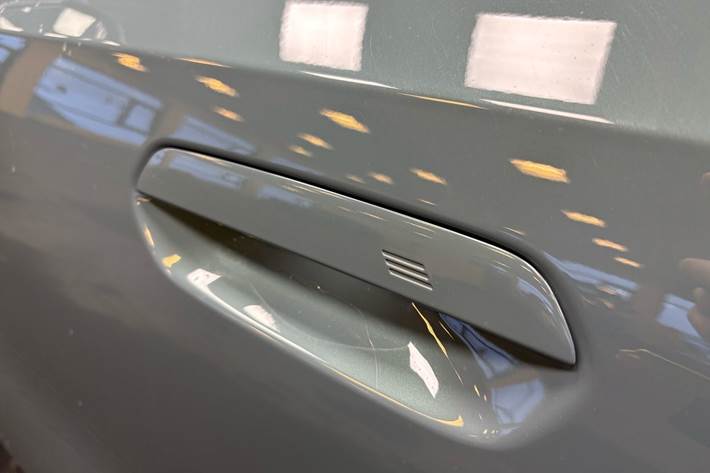 Grøn BMW i5 fra 2024