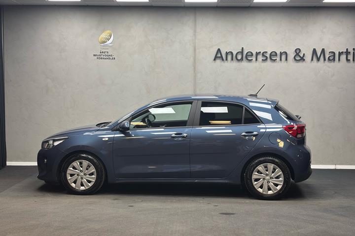 Blå Kia Rio fra 2020