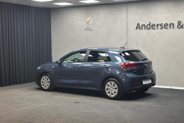 Blå Kia Rio fra 2020
