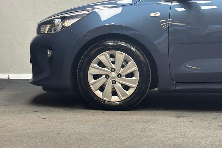 Blå Kia Rio fra 2020
