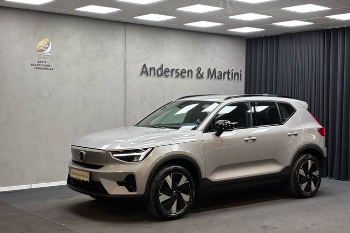 Sølv Volvo XC40 fra 2025 set udefra