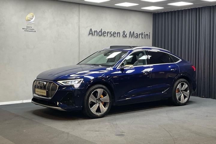 Blå Audi e-tron fra 2020 set udefra