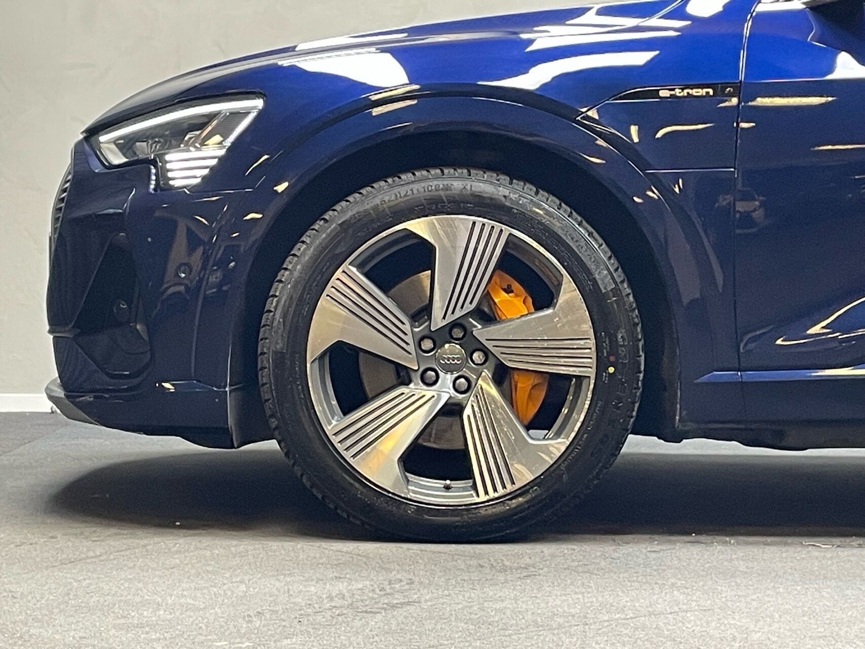 Blå Audi e-tron fra 2020