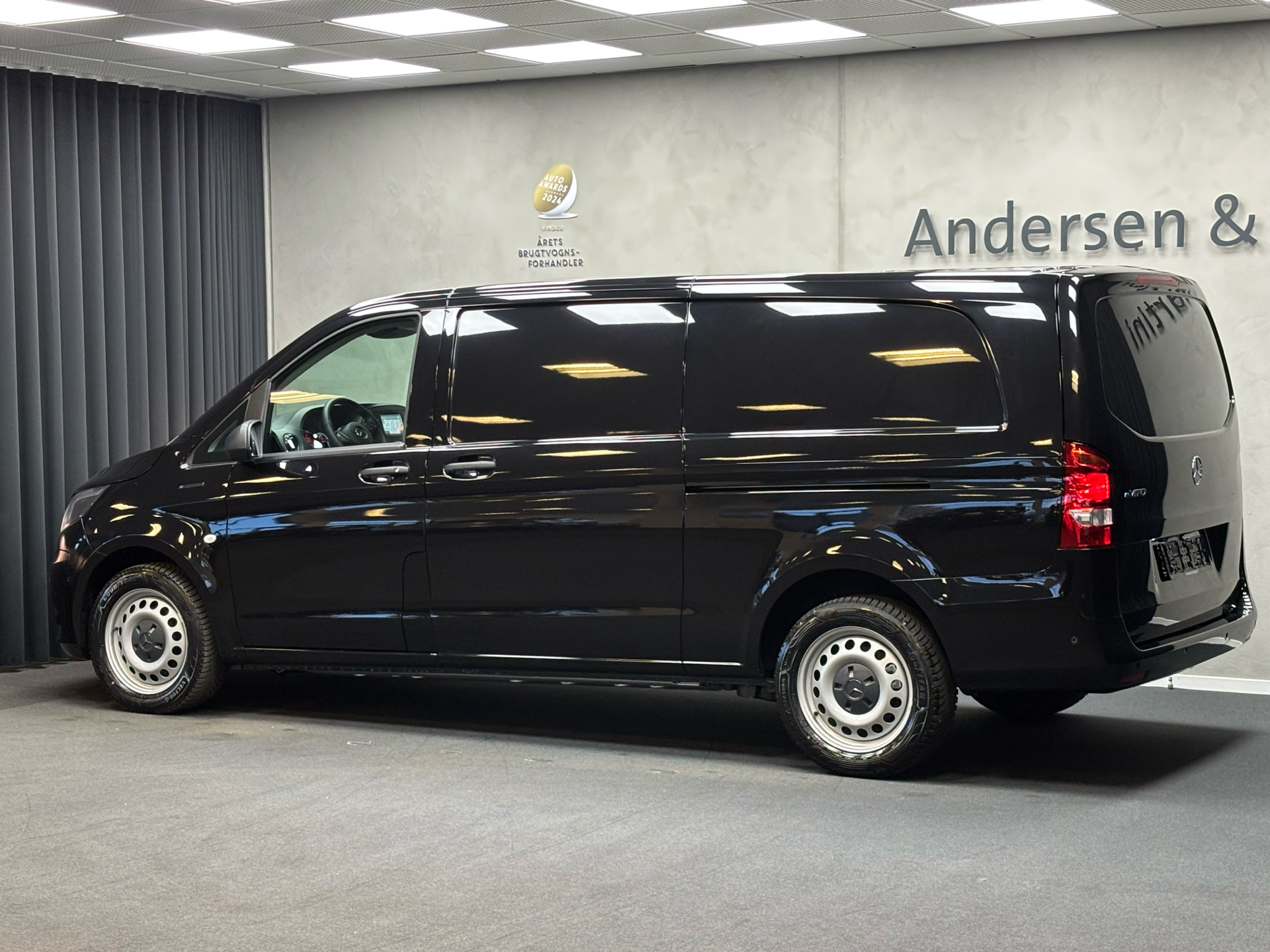 Sort Mercedes eVito fra 2025