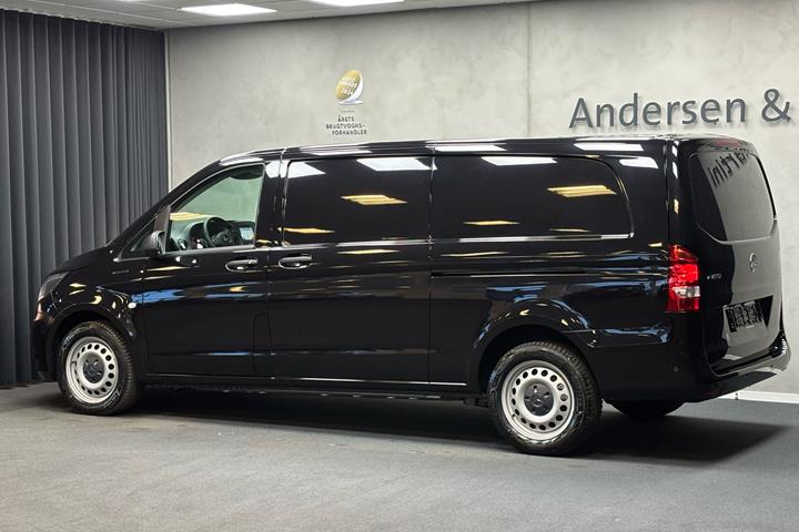 Sort Mercedes eVito fra 2025