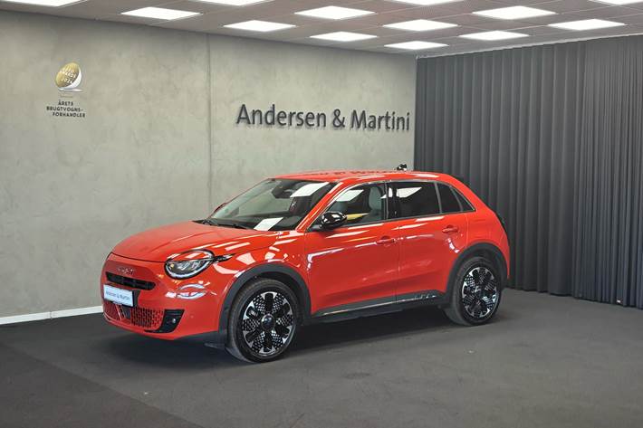 Rød Fiat 600e fra 2023 set udefra