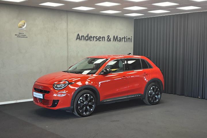 Rød Fiat 600e fra 2023 set udefra