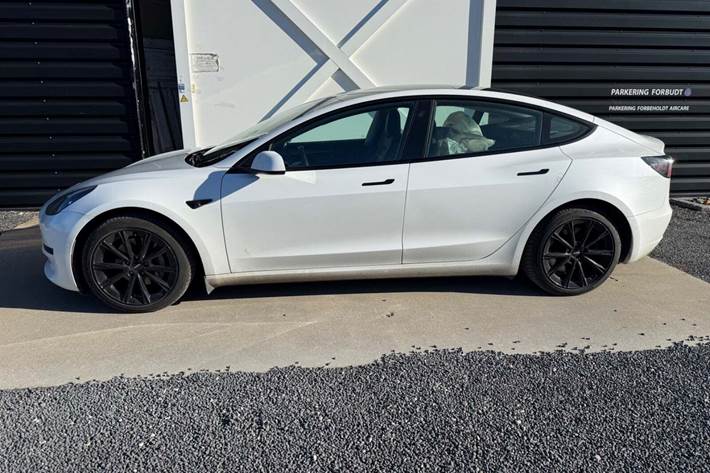 Hvid Tesla Model 3 fra 2022