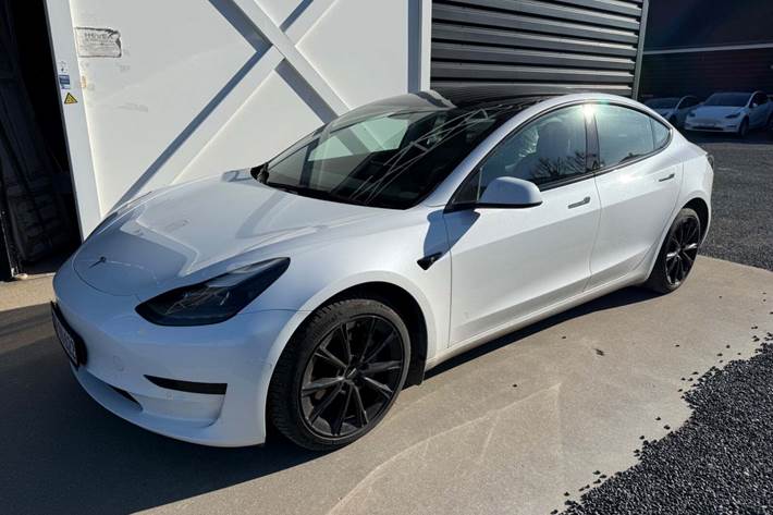 Hvid Tesla Model 3 fra 2022