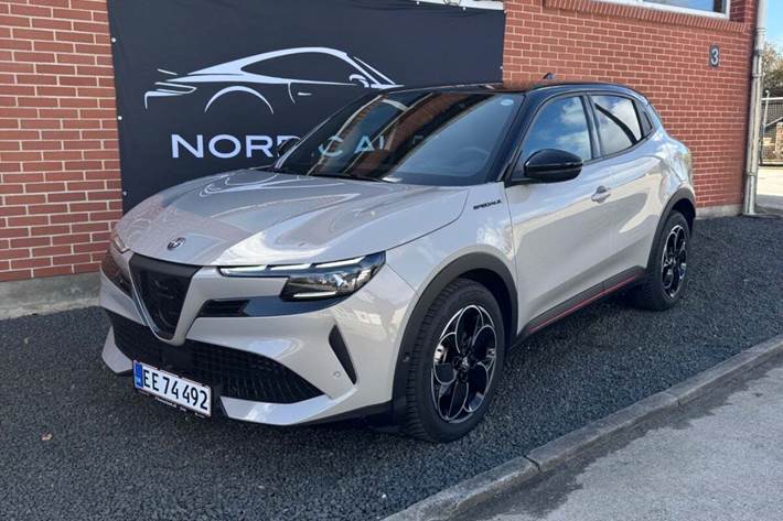 Beige Alfa Romeo Junior fra 2025