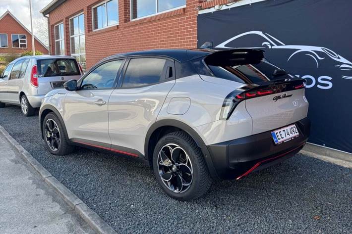 Beige Alfa Romeo Junior fra 2025