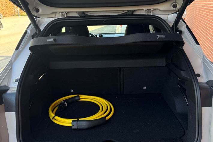 Beige Alfa Romeo Junior fra 2025