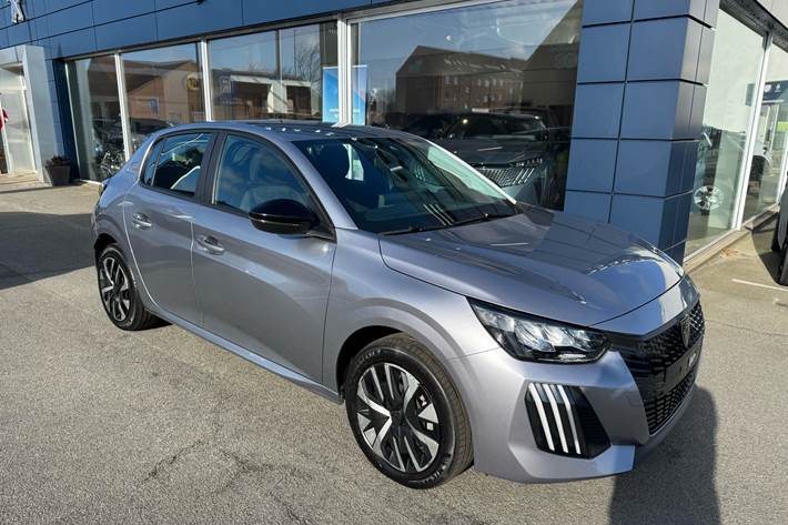 Grå Peugeot e-208 fra 2025