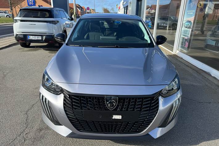 Grå Peugeot e-208 fra 2025