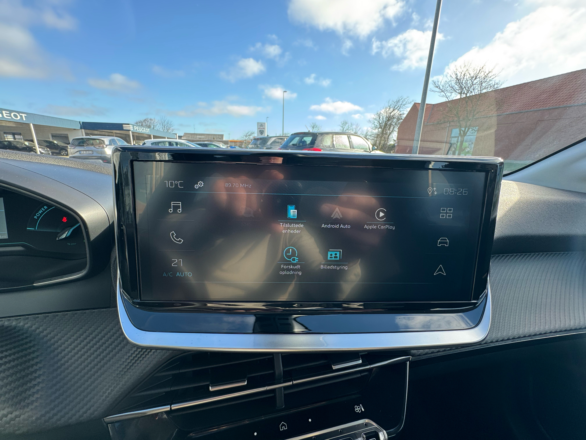 Grå Peugeot e-208 fra 2025